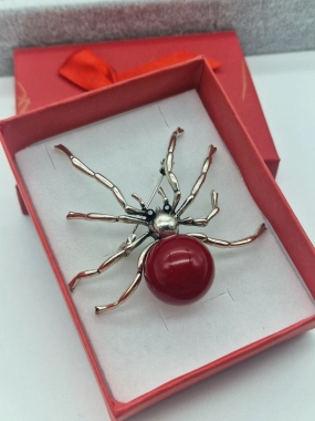 Stříbrná brož pavouk červený