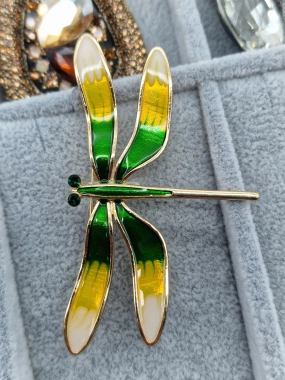 Luxusní brož vážka žlutozelená s perletí