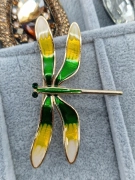 Luxusní brož vážka žlutozelená s perletí