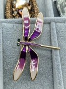 Luxusní brož vážka s perletí fialová