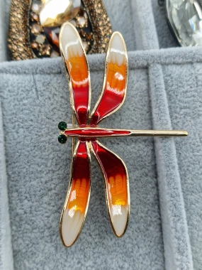 Luxusní brož vážka s perletí oranžovočervená