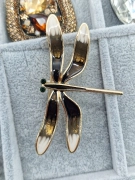 Luxusní brož vážka s perletí hnědozelená