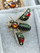 Brož moucha včela zelená červené kamínky