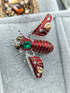 Brož moucha včela červená zdobená kamínky