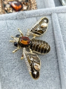 Brož moucha včela hnědozelená zdobená kamínky