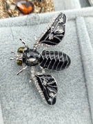Brož moucha včela černostříbrná zdobená kamínky