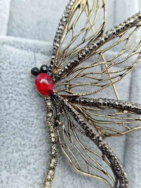 Luxusní brož velká vážka červený kamínek