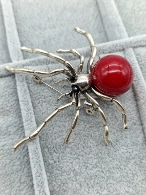 Stříbrná brož pavouk červený