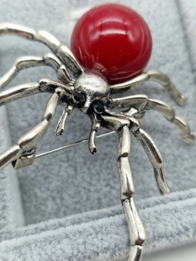 Stříbrná brož pavouk červený