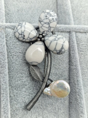 Vzor č. 1 Luxusní brož velká květinka květina šedá