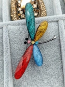 Luxusní brož vážka barevná