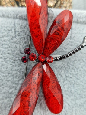 Luxusní brož vážka červená