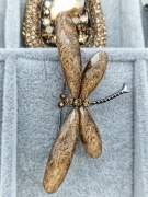 Luxusní brož vážka béžovohnědá