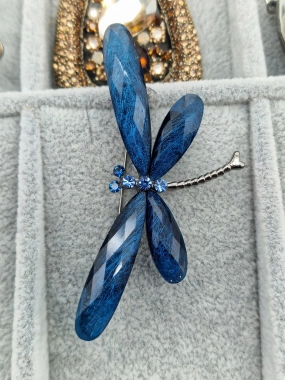 Luxusní brož vážka tmavě modrá