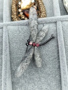 Luxusní brož vážka šedá růžové zirkony