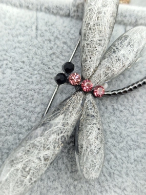 Luxusní brož vážka šedá růžové zirkony