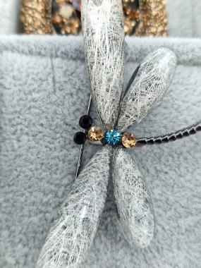 Luxusní brož vážka šedá barevné zirkony