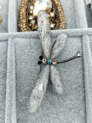 Luxusní brož vážka šedá barevné zirkony