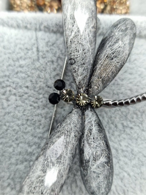 Luxusní brož vážka šedočerná bílé zirkony