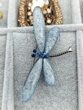 Luxusní brož vážka světle modrá modré zirkony