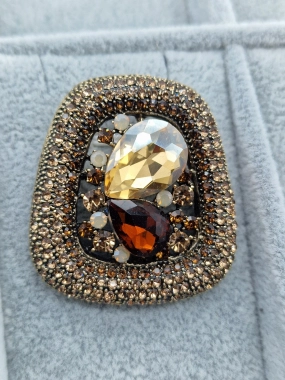Luxusní brož drahokam bohatě zdobený zirkony