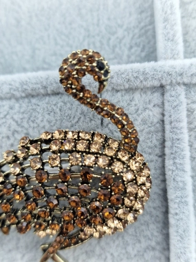 Luxusní brož plaměňák hnědý zirkony