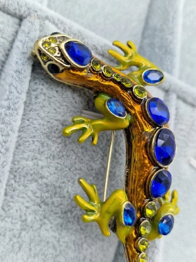 Brož ještěrka zdobená zirkony