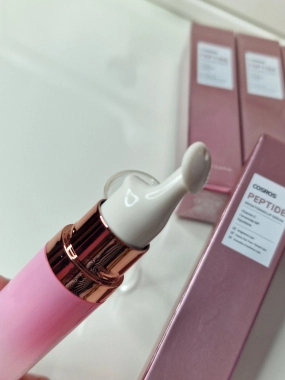 Inovativní sérum na rty COSROS Peptide Brightening Lip Serum