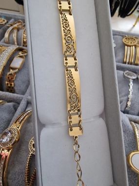 Luxusní dámský náramek na ruku zdobený zlatá barva