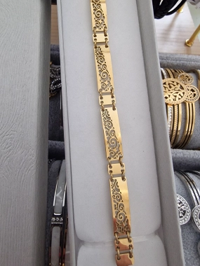 Luxusní dámský náramek na ruku zdobený zlatá barva