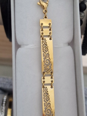 Luxusní dámský náramek na ruku zdobený zlatá barva