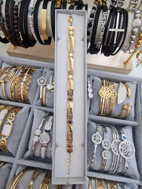 Luxusní dámský náramek na ruku zdobený zlatá barva