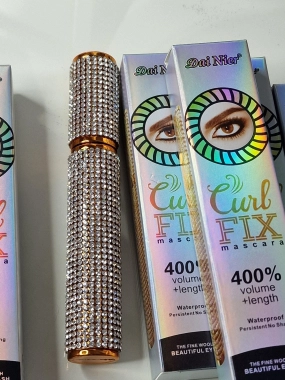 Luxusní voděodolná řasenka Curl Fix 400 % černá