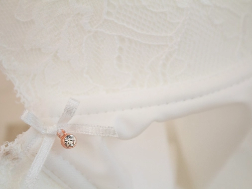 100B Bílé dámské nové krajkové body