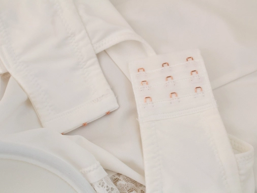 100B Bílé dámské nové krajkové body