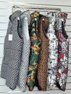 Prošívaná dámská vesta s kapucí New Collection zelená zlatý vzor