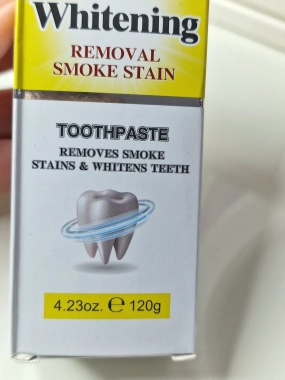 Kormesic Deep Cleans Smoke Stains and Whitens Teeth je bělící zubní pasta pro kuřáky