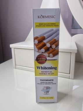 Kormesic Deep Cleans Smoke Stains and Whitens Teeth je bělící zubní pasta pro kuřáky