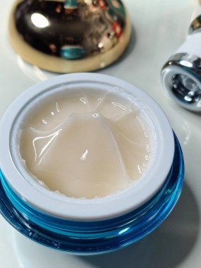 Luxusní oční krém MmeiR s kaviárem a vibračním masážním aplikátorem 50 g