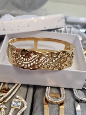 N49 Nádherný dámský náramek zlatý zdobený ornamenty