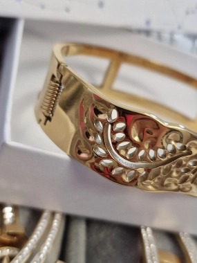 N49 Nádherný dámský náramek zlatý zdobený ornamenty