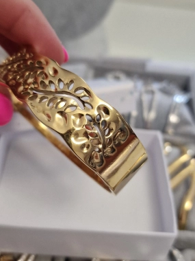 N49 Nádherný dámský náramek zlatý zdobený ornamenty