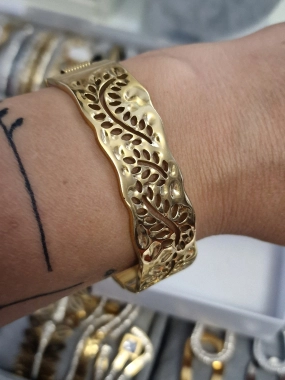 N49 Nádherný dámský náramek zlatý zdobený ornamenty