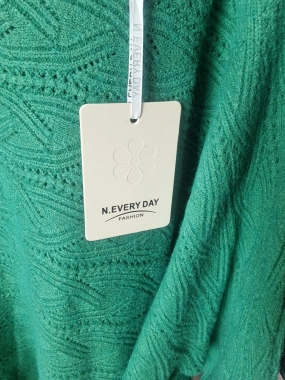 Lehký zelený svetřík halenka pletený se vzorem