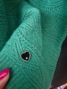 Lehký zelený svetřík halenka pletený se vzorem