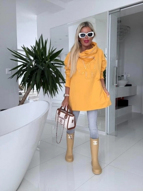 Mikina s nákrčníkovou velkou kapucí kapsami na bocích Vogue žlutá