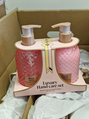 Elegantní dárková sada o péči o ruce s jemnou vůní Fresh Blossom 2x 300 ml